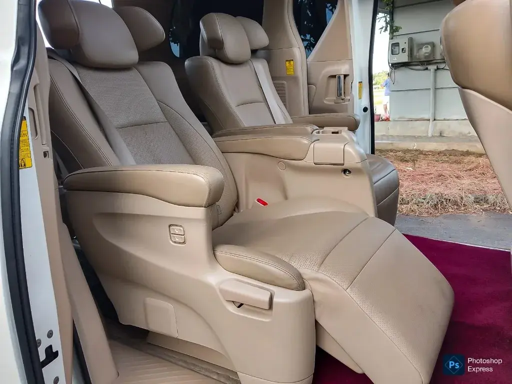 2012 Toyota Vellfire Executive Lounge — image 11